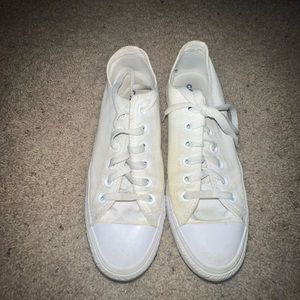 Women’s white converse size 8